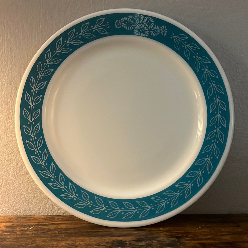 Vintage Pyrex dinner plate